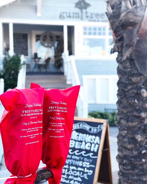 Free holiday parking courtesy of Hermosa beach. All participating meters will be wrapped in red covers. Photo by Gum Tree
bit.ly/2SlcUIC