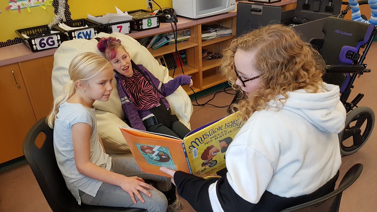 LearningwithMsG's tweet photo. We are practicing our summarizing skills using picture books! We've practiced lots as a class and now we're trying it on our own. #literacy #summarizing #swbst https://t.co/sx41cQkZy8