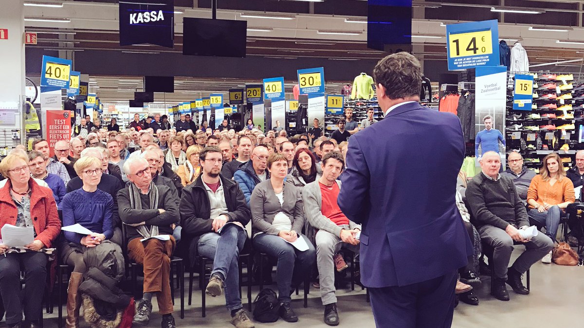 Char_LotteDB's tweet photo. Klanten en Roeselarenaars kunnen mee investeren in zonnepanelen op het dak van @DecathlonBEL in @Stad_Roeselare. @Barttommelein licht het belang van zonne-energie &amp; burgercoöperaties toe. De belangstelling is groot. https://t.co/jQFZbAc5f9
