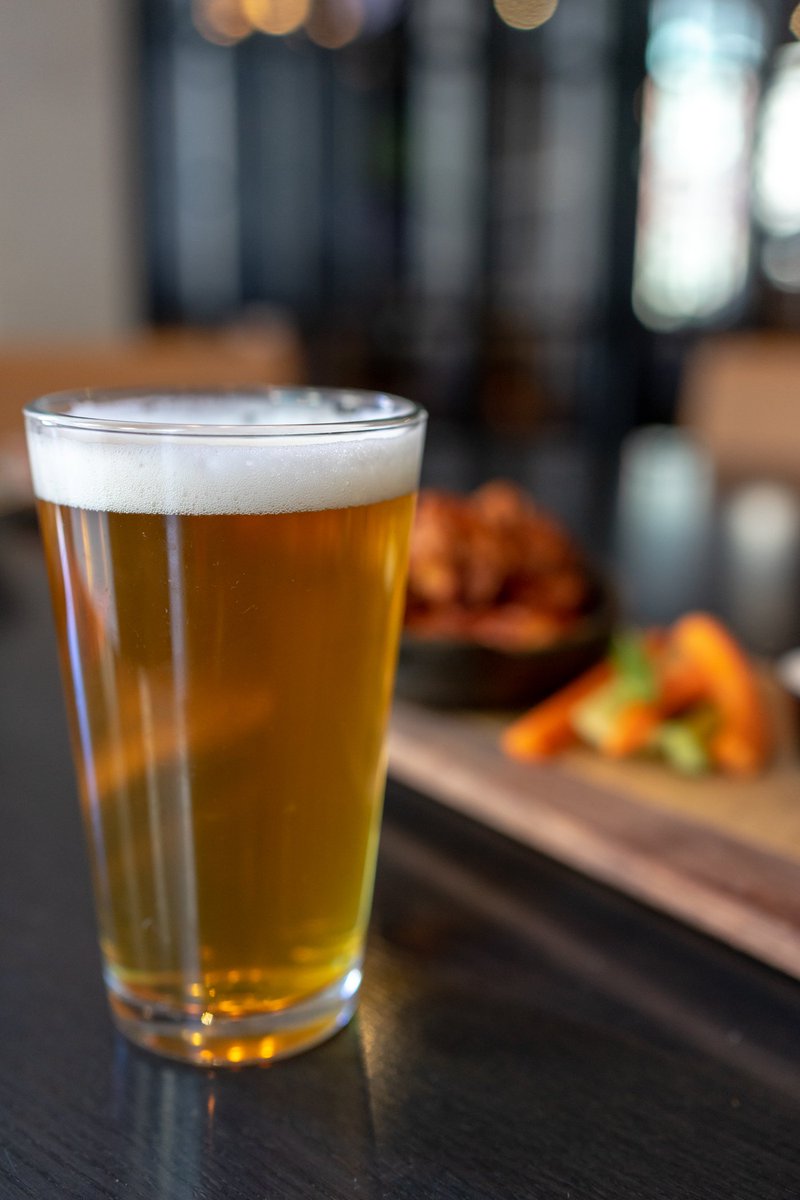 SidebarGrille's tweet photo. A cold beer and our boneless wings is always a winning combination at #SidebarChi! ๐คค๐ป https://t.co/WjxzmKW8hF
