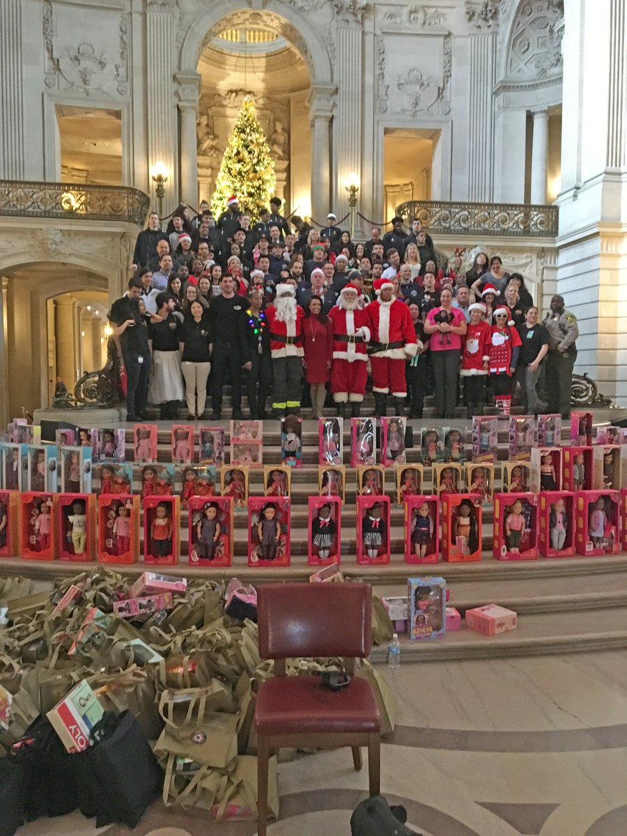 ARTU_Knights's tweet photo. In the spirit of giving, @ARTUWBB & @ARTUMBB helped out the #SFFirefightersToyProgram at City Hall today! ππ
π #ArtSchool https://t.co/LtLiA9ULGd