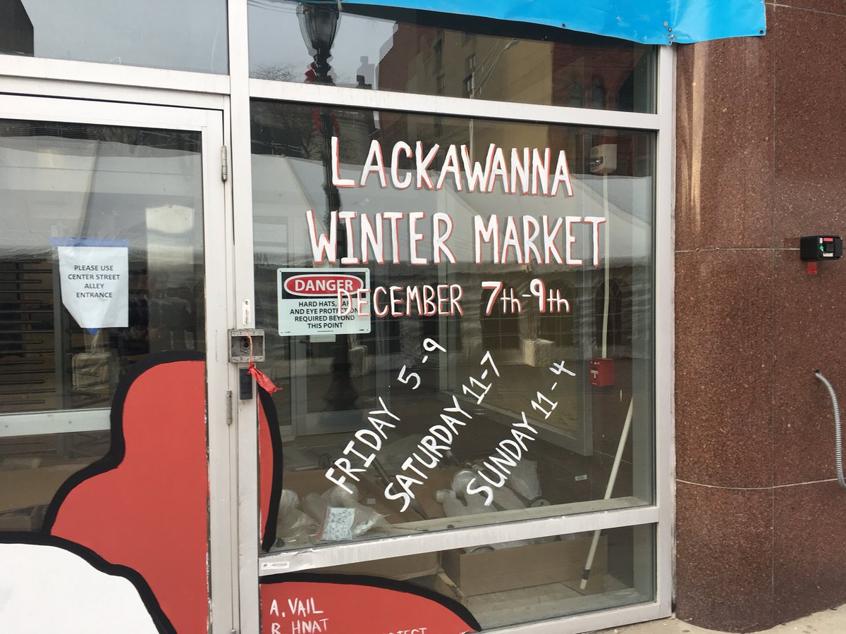 The 100 block of Wyoming Avenue in downtown #Scranton is closed today as workers set up tents ahead of the Lackawanna Winter Market. Event is slated for Friday, Saturday and Sunday.