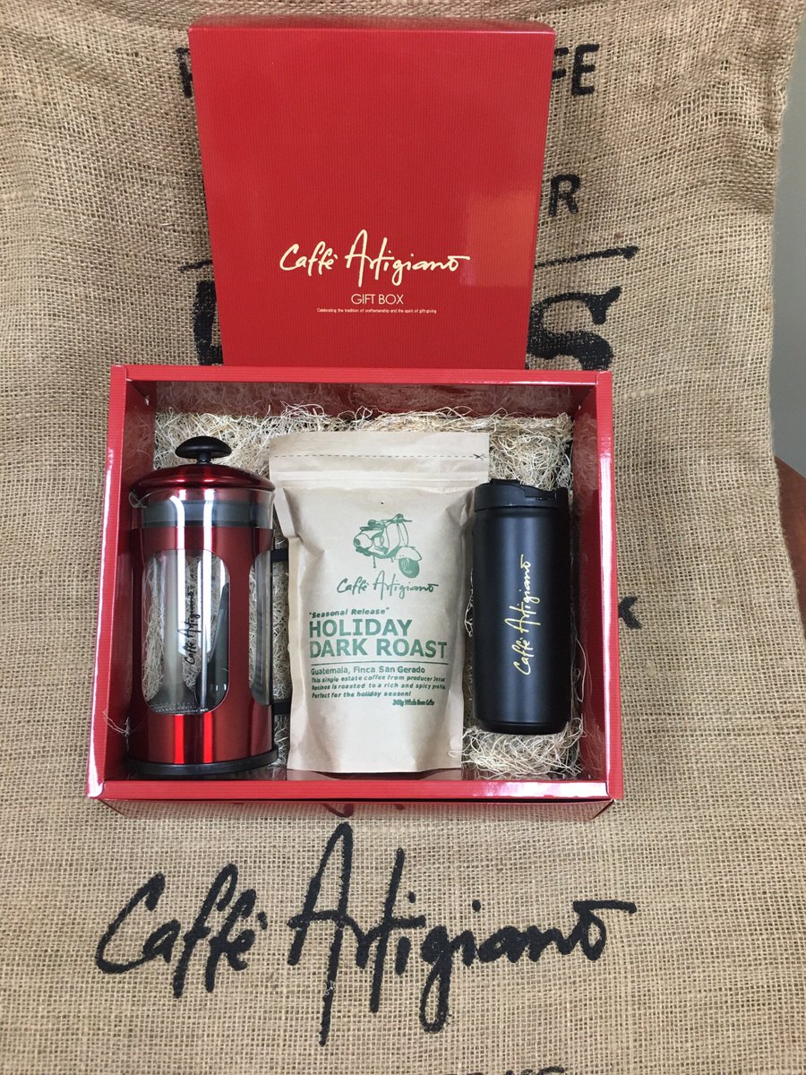 CaffeArtigiano's tweet photo. Our festive boxes are being snapped up!
Spread some cheer of your own while supplies last 🎁
Available in our cafés Dec 7th or order online now at https://t.co/3CuuW66hf1
#TheGiftOfGiving #VancityBuzz #OneLessCup #CalgaryBuzz #Coffee #Calgary #Vancouver #CafeCulture #CaffeArt https://t.co/FUkP7WiZpC
