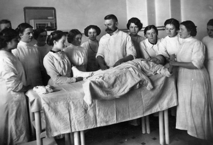 Camas de hospital por cada 1000 habitantes en Rusia (1913): 1'3Camas de hospital por cada 1000 habitantes en Rusia (1970): 10'6 (8'15 veces más), EEUU tenía 8'2 camas por cada 1000 habitantes. Médicos por cada 1000 habitantes en la URSS (1970): 23'8 (15'8 en EEUU).