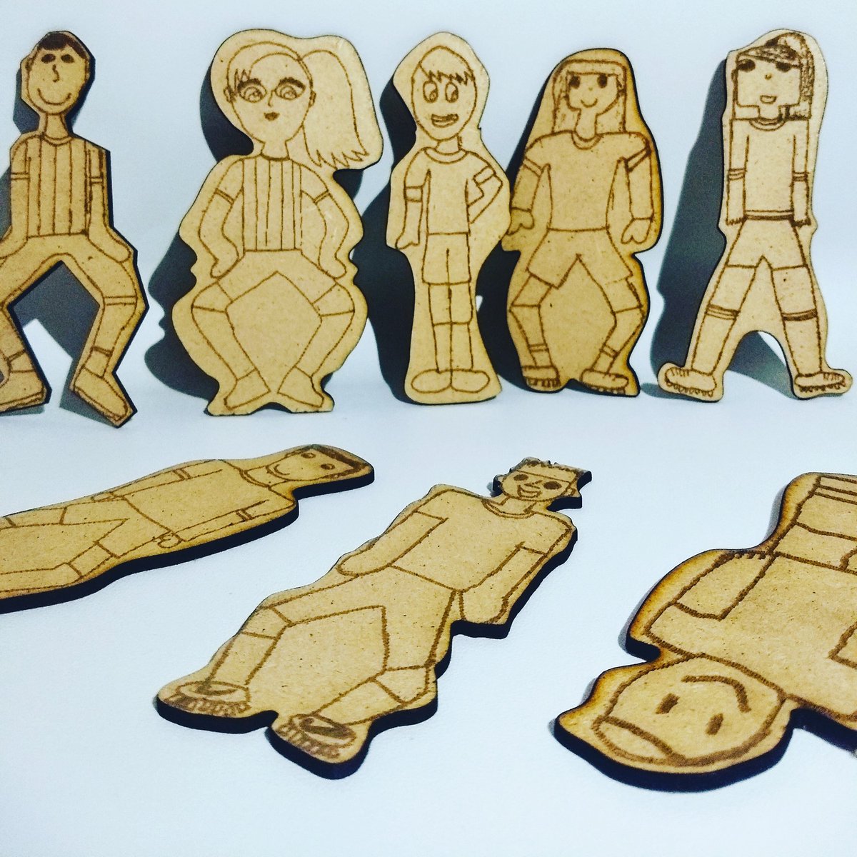 fab_casadelmig's tweet photo. Així de macos han quedat els ninos del #futbolin #maker què han fet els alumnes de 4rt de l'escola @Miquel_Bleach aquest matí!
#Disseny2d amb #inkscape i #tall i #gravat amb #làser amb #RdWorks https://t.co/G92wWzq02t
