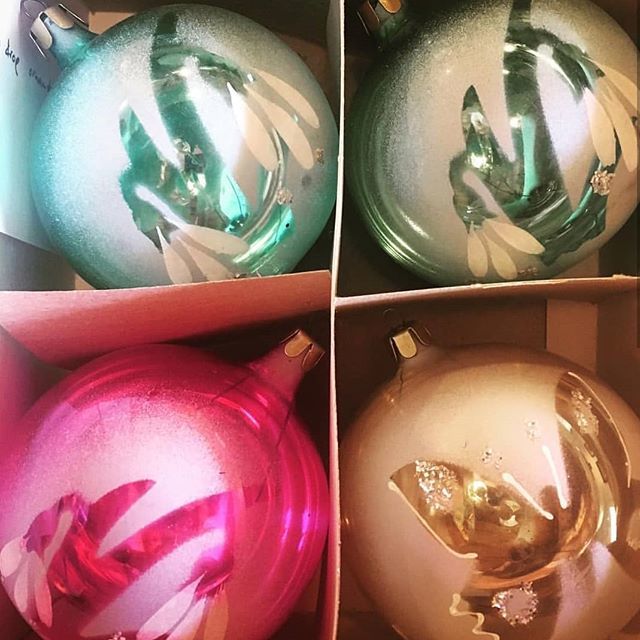 DiscoverWarren's tweet photo. @nickhausshop is just one of the many downtown shops open 'til 8pm every Friday until Christmas. Grab 🍷 and snacks at one of the many nearby eateries and then hit up @imago_gallery @flashbackemporium @muserhodeisland @thegreeneryri @thecollaborative02885 @ceruleanofri @shade… https://t.co/ji9Apo9ZR1