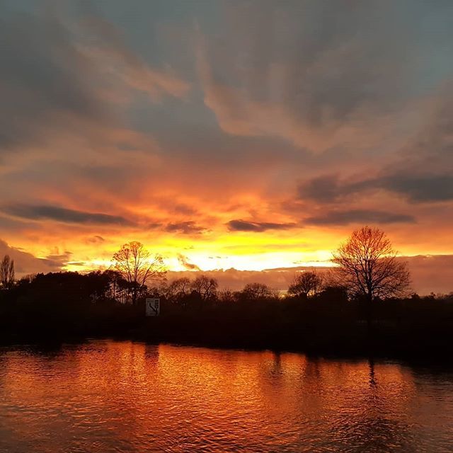 WelshAlien's tweet photo. #Sunset tonight in #Worcester #SkyonFire #Nofilter #Midweektrip https://t.co/BNWiiYDfEH