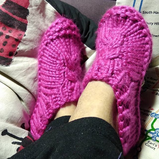 Selana1505's tweet photo. Next FO for the #giftalong2018 are a pair of Mine slippers by @ukeeknits - and of course they are now mine 😉
Quick knit in bulky yarn for some comfy slippers, probably won't be my last pair
#knitter #knittinglove #knittersgonnaknit #knittersofinsta… https://t.co/VpNqQTLmWg https://t.co/Ry717yDHAr