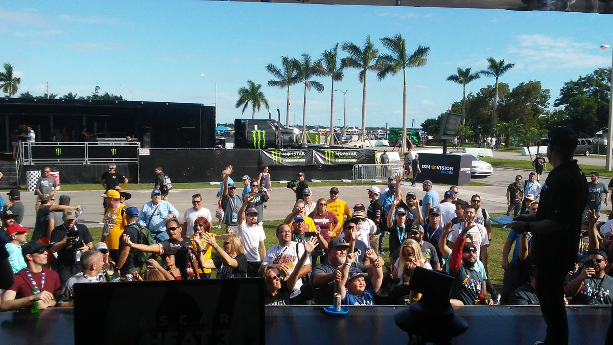 wowTHATSgarbage's tweet photo. Its not the size of the crowd, its the class ! #higherups out there ! #realdrivers !! #stageview ! Nascar heat 3 champions event ! @TMThrustmaster @TMHeatComRacing @ApexOnRacing @TheFrozenToes24 @PRBR111111 @704NASCARHeat https://t.co/hurJKYBVBM