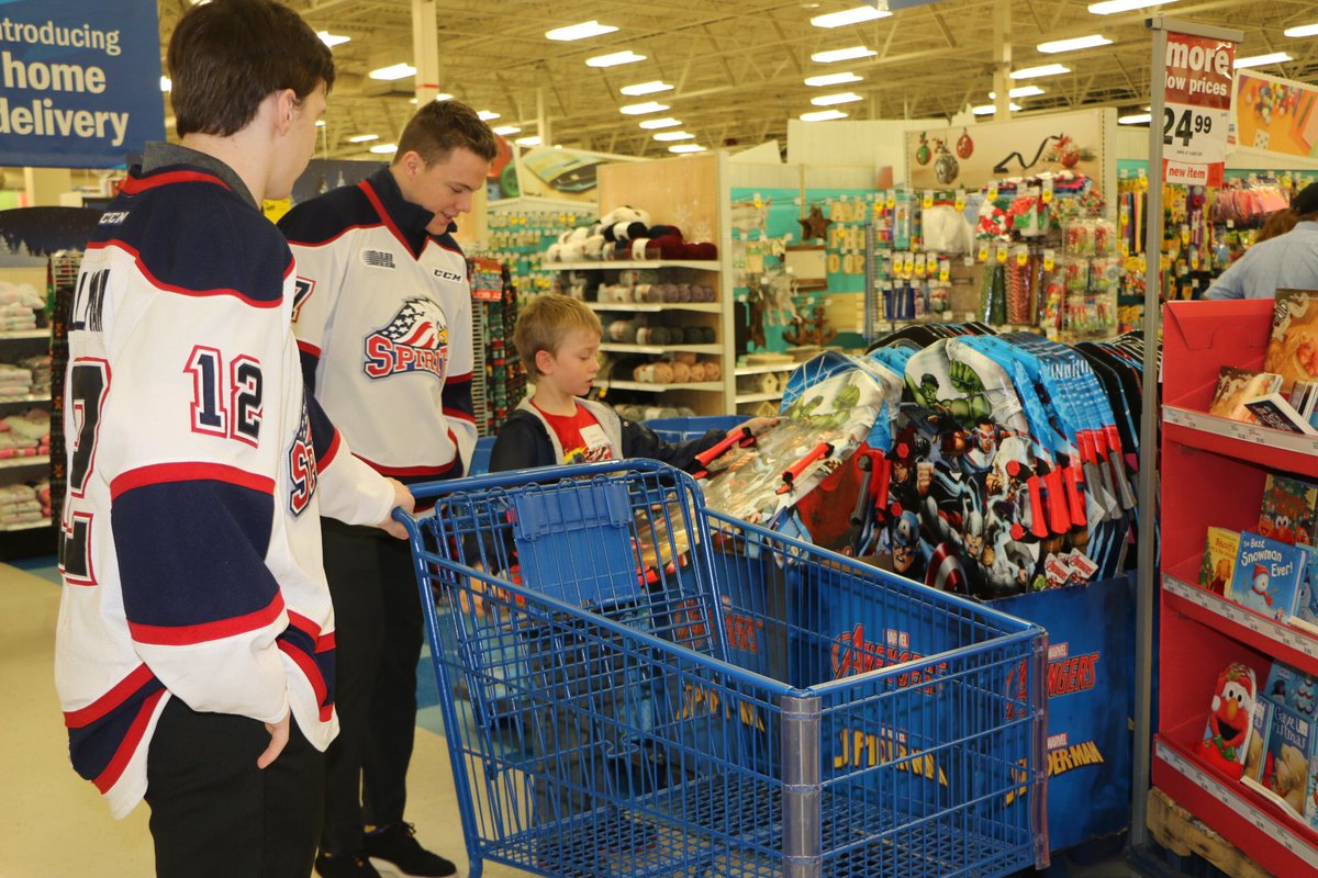 SpiritHockey's tweet photo. Last night we got into the Holiday Spirit at the Annual Shop with a Hero Event at @meijer in Saginaw! 🎄🎅🏻🎁 #SpiritInTheCommunity https://t.co/cslGFYdHfO