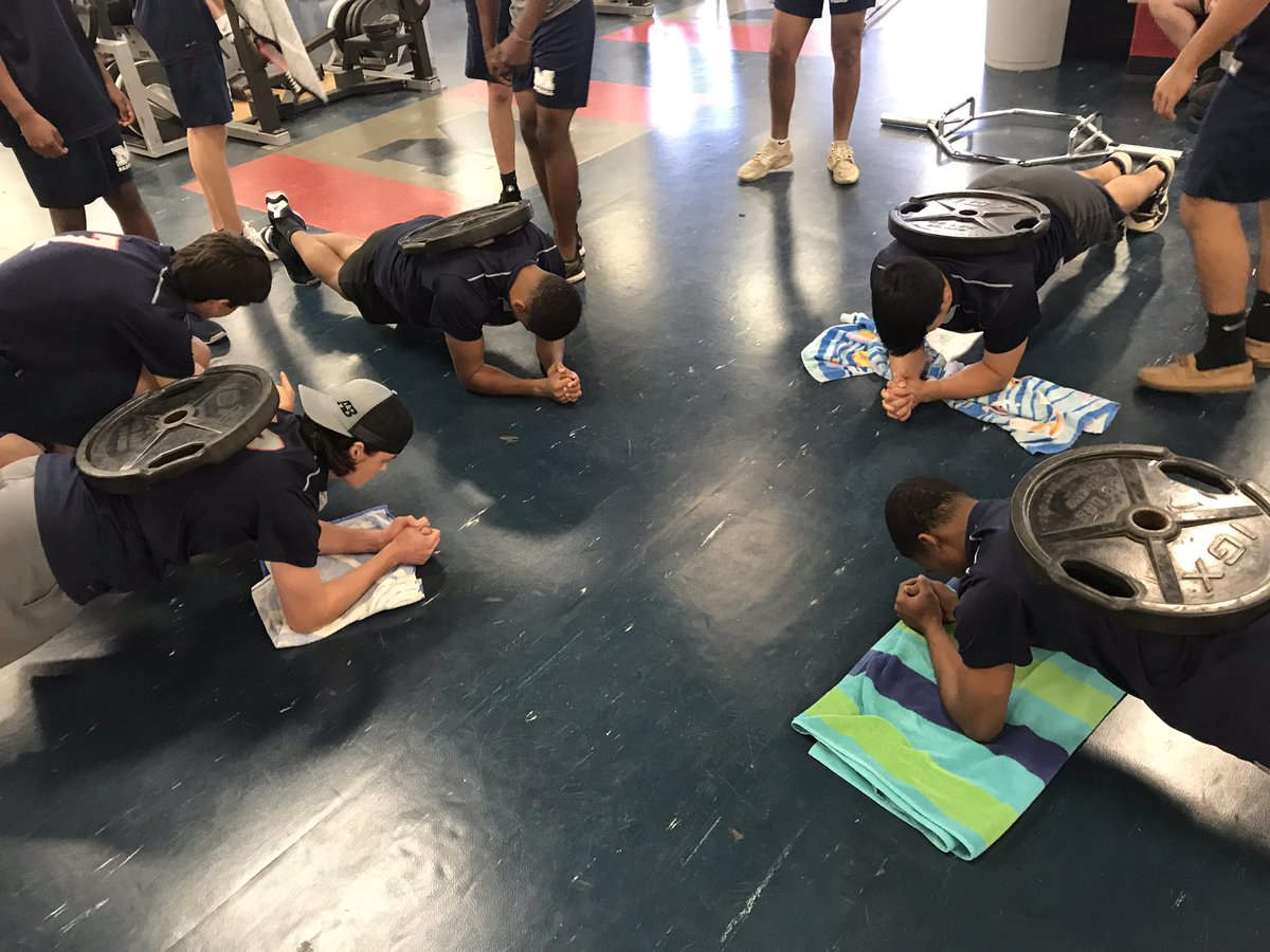 ManvelBaseball's tweet photo. Planks and some smack talking! Razor sharp focus! #RRChallenge https://t.co/E6uyxNzOXC