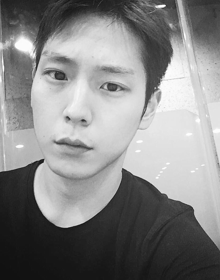 LoveRheaLyn's tweet photo. Drowning in nakedness ^^ face nakedness 😍 #MissingHimchan https://t.co/wfyDGtECOl