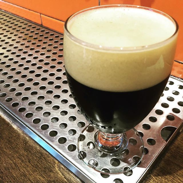 Our third installment of Six Years of Great Beers is an anniversary beer from our friends up in Redding; @wildcardbrewingco  For their 5th Anniversary they brewed and barrel aged a beautiful Porter, which seemed fitting for our Anniversary...
#handlebarchico #craftbeer #6tha…