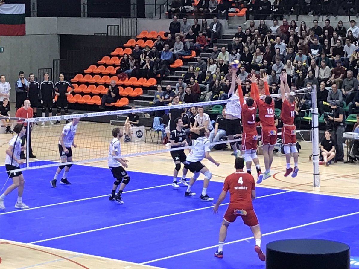 <a href="/VHLeuven/">VolleyHaasrodeLeuven</a> - <a href="/Budapest/">Budapest</a>-sofia set 3 - 21-18 > counting down