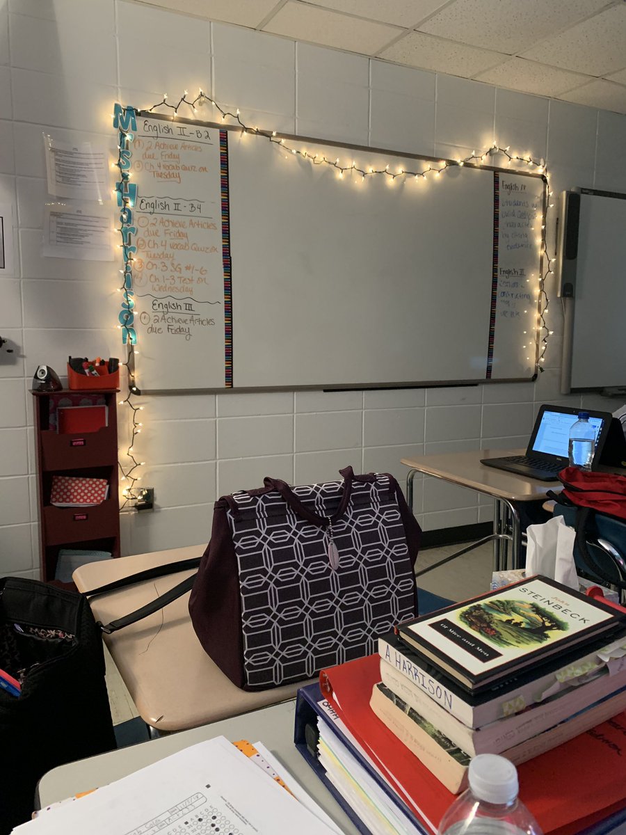 AHEngTeach's tweet image. Warm cozy classroom...kept my juniors quiet all period long while working on their tyrant projects! #makingclassroomfeellikehome #coollights #festive