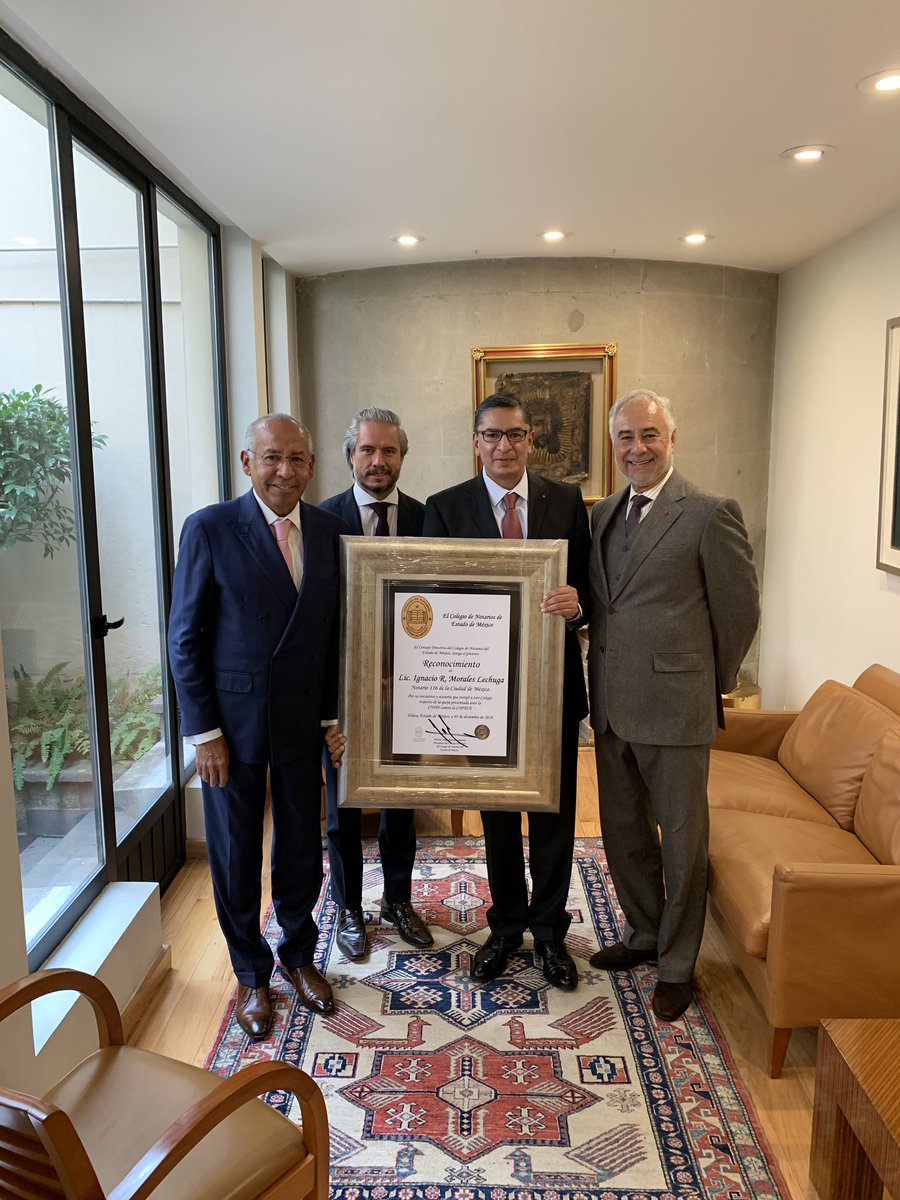 RAMOSCAMPIRAN's tweet photo. El Colegio de Notarios del Estado de México, otorgó un reconocimiento al Notario Ignacio Morales Lechuga, por su asesoría respecto a la queja  presentada en el CNDH contra la COFECE @irmoralesl @notariadomex @cnotariosedomex @colegionotarios https://t.co/BYcEki9I7g
