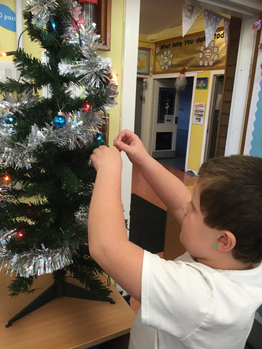 MrsDunsmoreBPS's tweet photo. Class 1 helped make our classroom look festive today! https://t.co/eME078kld5