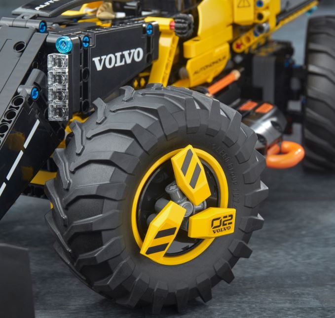 TransUKHaulage's tweet photo. Fancy winning a Lego Technic Volvo Wheeled Loader in time for Christmas? 
To enter:
Follow our page ✔️
Like this post ✔️
RT or tag 3 friends ✔️
Winner announced Mon 17 Dec.
#WinItWednesday 🎅👊🌲#Competition #Christmas18 #itsbeginningtolookalotlikechristmas https://t.co/y7z6KkO2sq