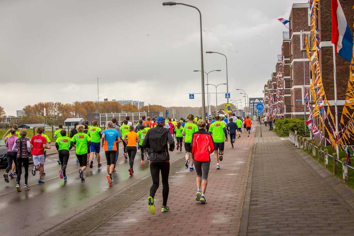 AVRijnsoever's tweet photo. START RUNNING NOW | De inschrijving voor 'Start Running', dé hardloopcursus voor beginners is begonnen. Schrijf je snel in want de eerste 25 aanmelders krijgen gratis hardloopsokken. Kom in beweging en klik snel op de link: https://t.co/JKyWDFsmXt #hardlopen #beginners #sokken https://t.co/izIUiuEkoO
