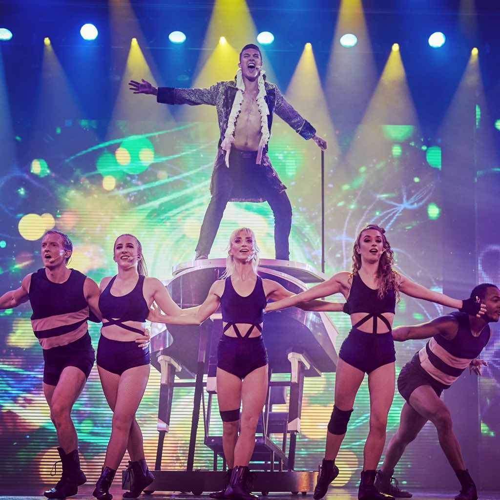 Tonight it’s 88 Keys: The Rock N Roll Piano Show 🎹🎹🎭🎼🎤🍷 #playlistperformers #playlistproductions #88keys #carnival #carnivalentertainment #carnivalbreeze #pianoman #comesailaway