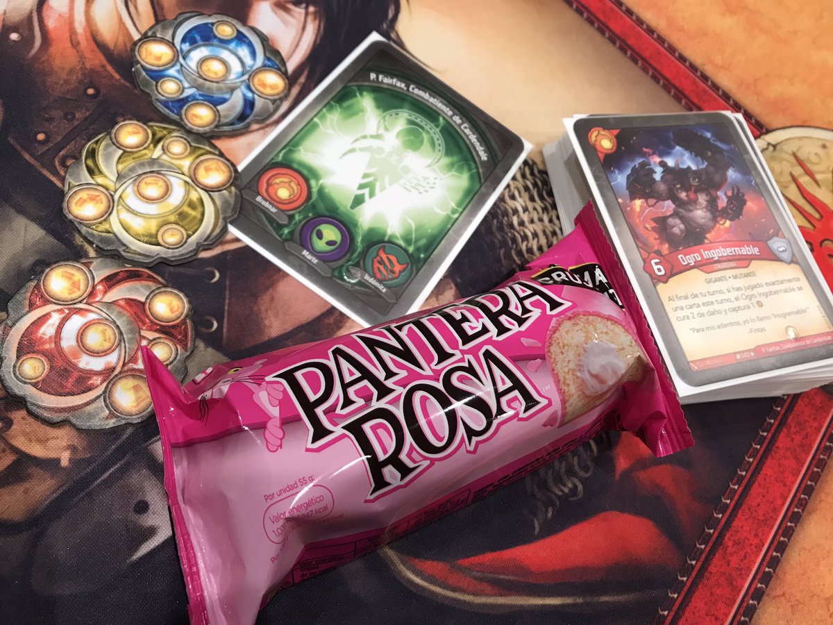 aquesejuega's tweet photo. Mezclando drogas: KEYFORGE y PANTERA ROSA. @FFGames @FFGames_ES #juegosdemesa #keyforge #dronja https://t.co/4KUC9ZuZur