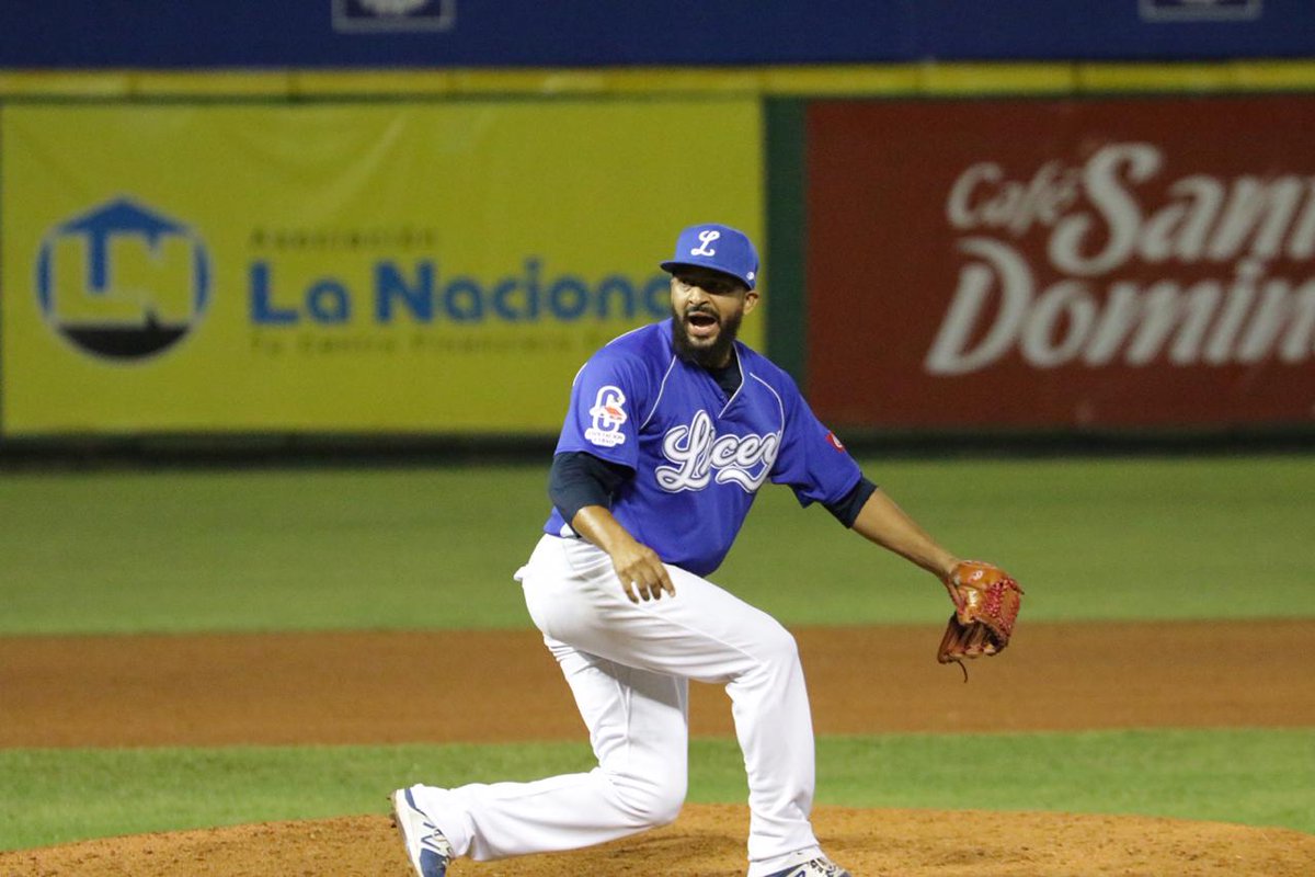 LiceyNotas Gabriel Arias realizó un relevo de dos outs anoche en la octava  entrada, dominando a Moisés Sierra con ponche y a Jhonatan Solano con  elevado al jardín central, para eliminar una