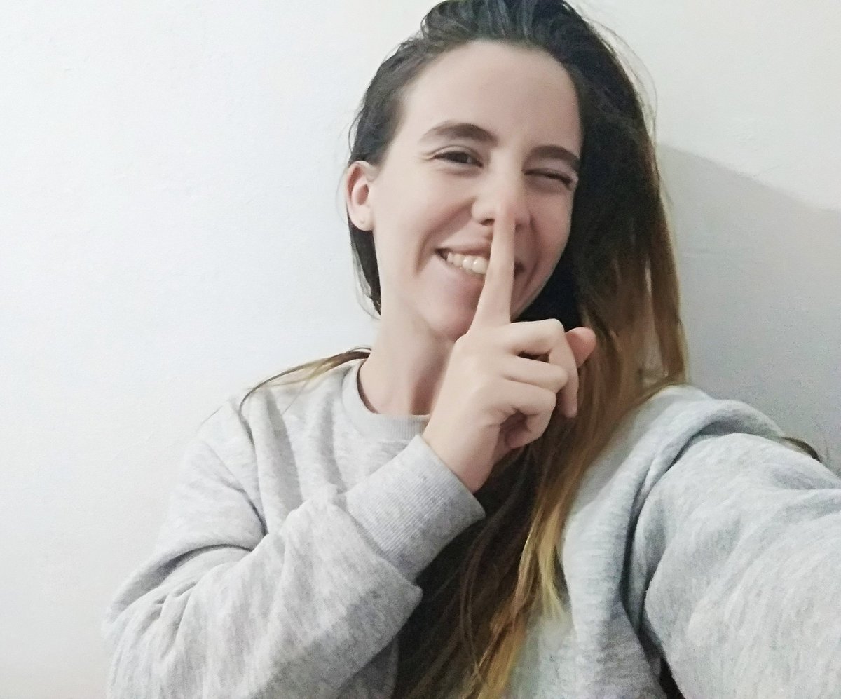 darxtilacaara's tweet photo. yo llego tarde pero me apunto perdon por ser tan fea os cuero sois gente guapisima #BajitoSelfie https://t.co/4JJxIC7nda