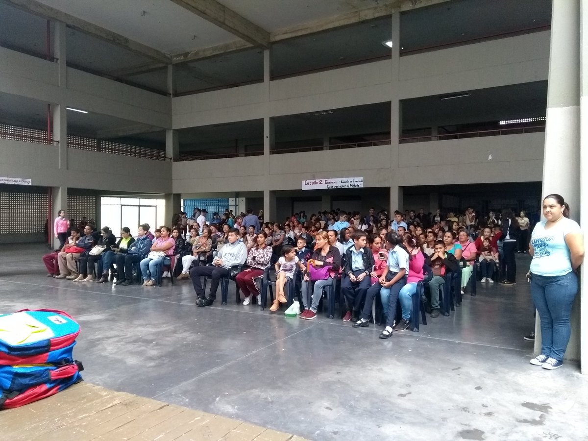 tfcordero's tweet photo. #4Dic Nuestro Director @ChedyElbrihi entrega #morrales de la #Patria a los estudiantes de la #ETIACTFC con #CandidatosDeLaPatria siguiendo instrucciones de nuestro ministro @psuvaristobulo y de nuestra Jefa de Zona @charlychaves Agradeciendo a nuestro Presidente @NicolasMaduro https://t.co/mFyYSWUkLC