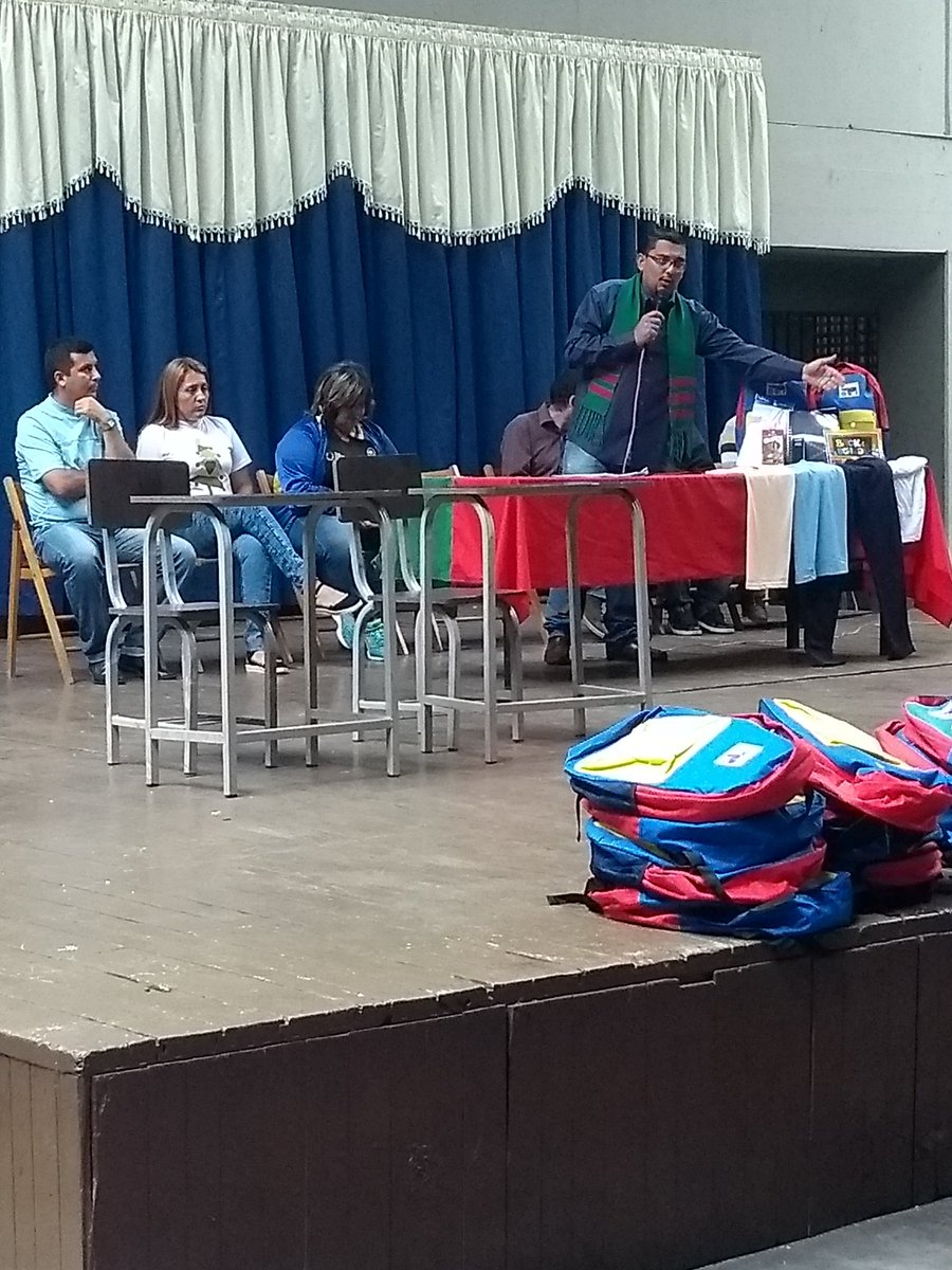 tfcordero's tweet photo. #4Dic Nuestro Director @ChedyElbrihi entrega #morrales de la #Patria a los estudiantes de la #ETIACTFC con #CandidatosDeLaPatria siguiendo instrucciones de nuestro ministro @psuvaristobulo y de nuestra Jefa de Zona @charlychaves Agradeciendo a nuestro Presidente @NicolasMaduro https://t.co/mFyYSWUkLC