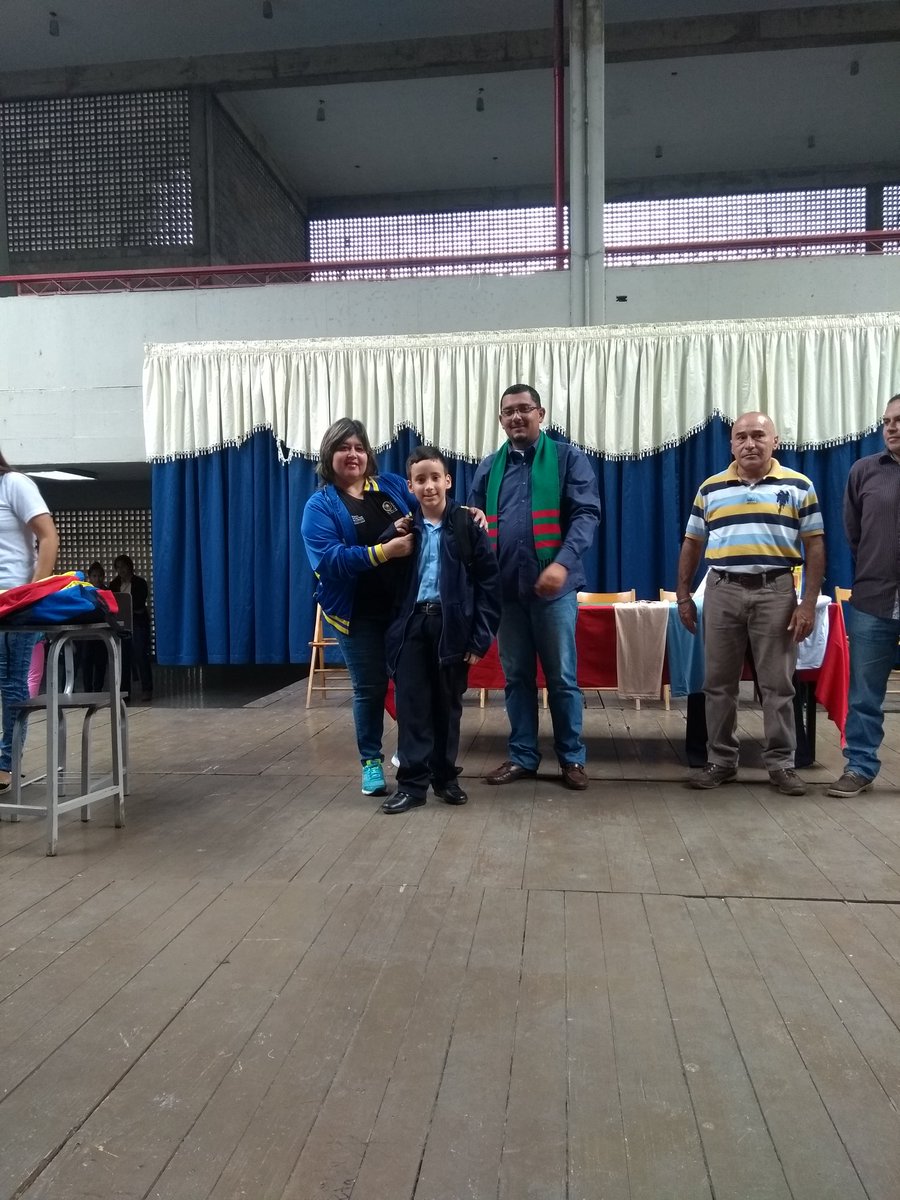 tfcordero's tweet photo. #4Dic Nuestro Director @ChedyElbrihi entrega #morrales de la #Patria a los estudiantes de la #ETIACTFC con #CandidatosDeLaPatria siguiendo instrucciones de nuestro ministro @psuvaristobulo y de nuestra Jefa de Zona @charlychaves Agradeciendo a nuestro Presidente @NicolasMaduro https://t.co/mFyYSWUkLC