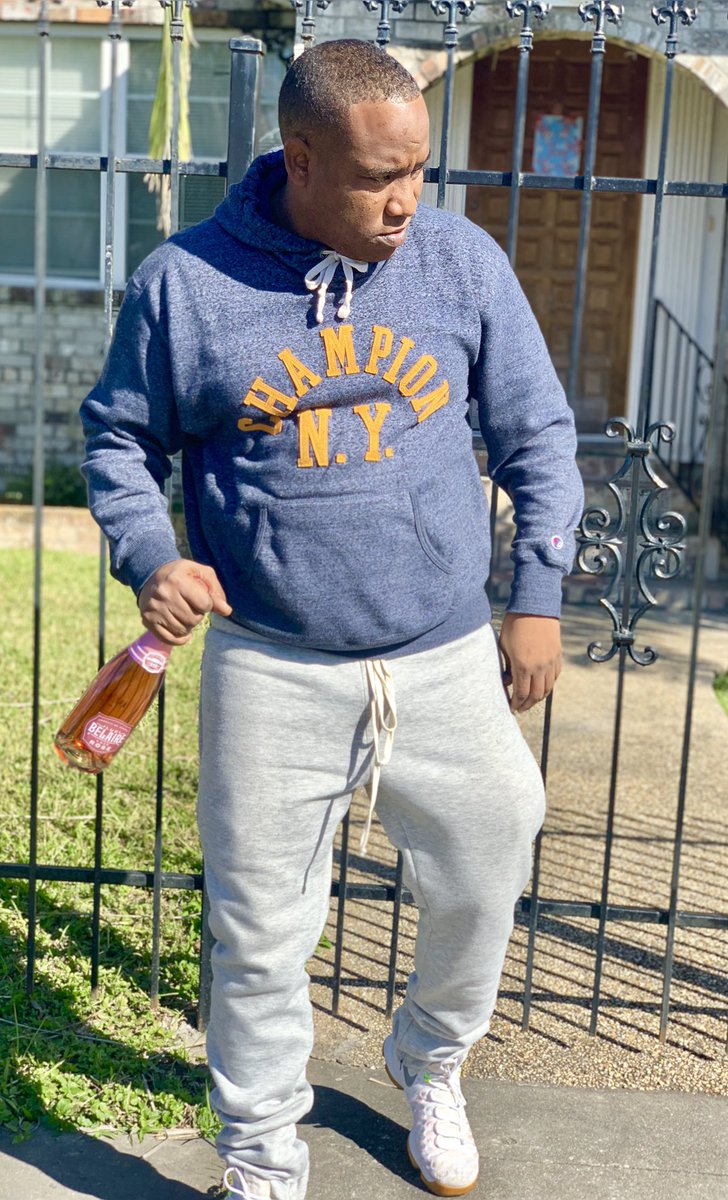 LykethisLLC's tweet photo. #BalckSheepSippingMoët  If you #Feelingit wave your #L in the #Sky➰ 
#BelaireRose 🤷🏽‍♂️ https://t.co/pyJzZ0IA8Y