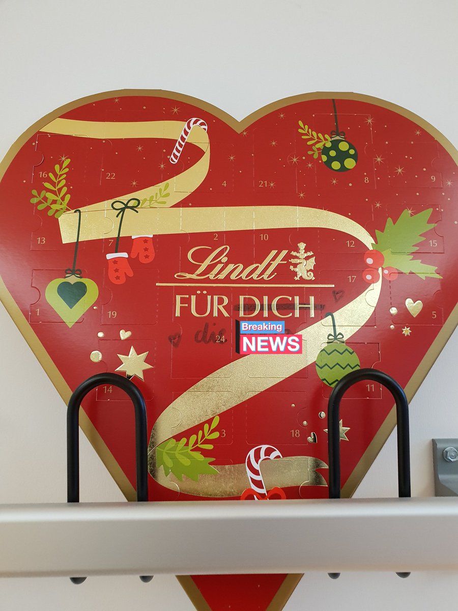 2_Steffen's tweet photo. Das gehört - fairerweise - auch zu meinem Schulleben. Auch wenn das eine einzigartige Lehrerin ist.

#foslife #Weihnachten https://t.co/iJ6sUfIrpZ