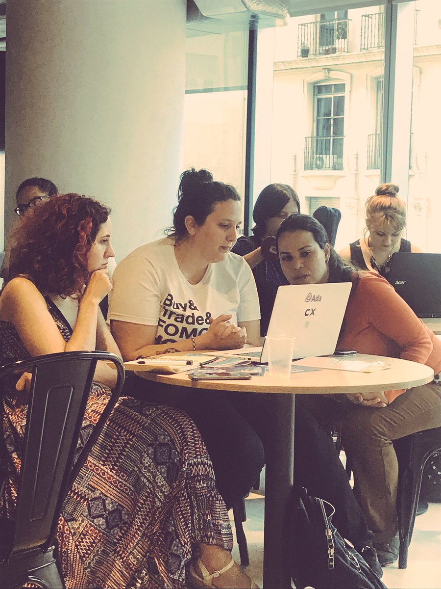 RipioApp's tweet photo. ⚡️Ahora las chicas aprenden sobre #blockchain &amp; #bitcoin en el workshop organizado en conjunto con @Ada_ITW 🙌👩🏻‍💻
#GirlsWhoCode #Girlpower #WeCanCodeIt https://t.co/KFxOT7VCKX
