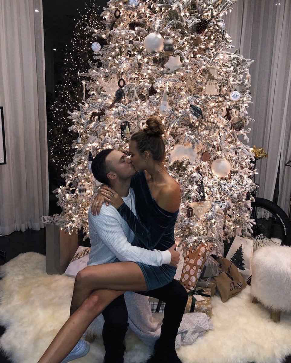 tmbIrpics's tweet photo. Kiss 🎄 https://t.co/KITB6FJe0p