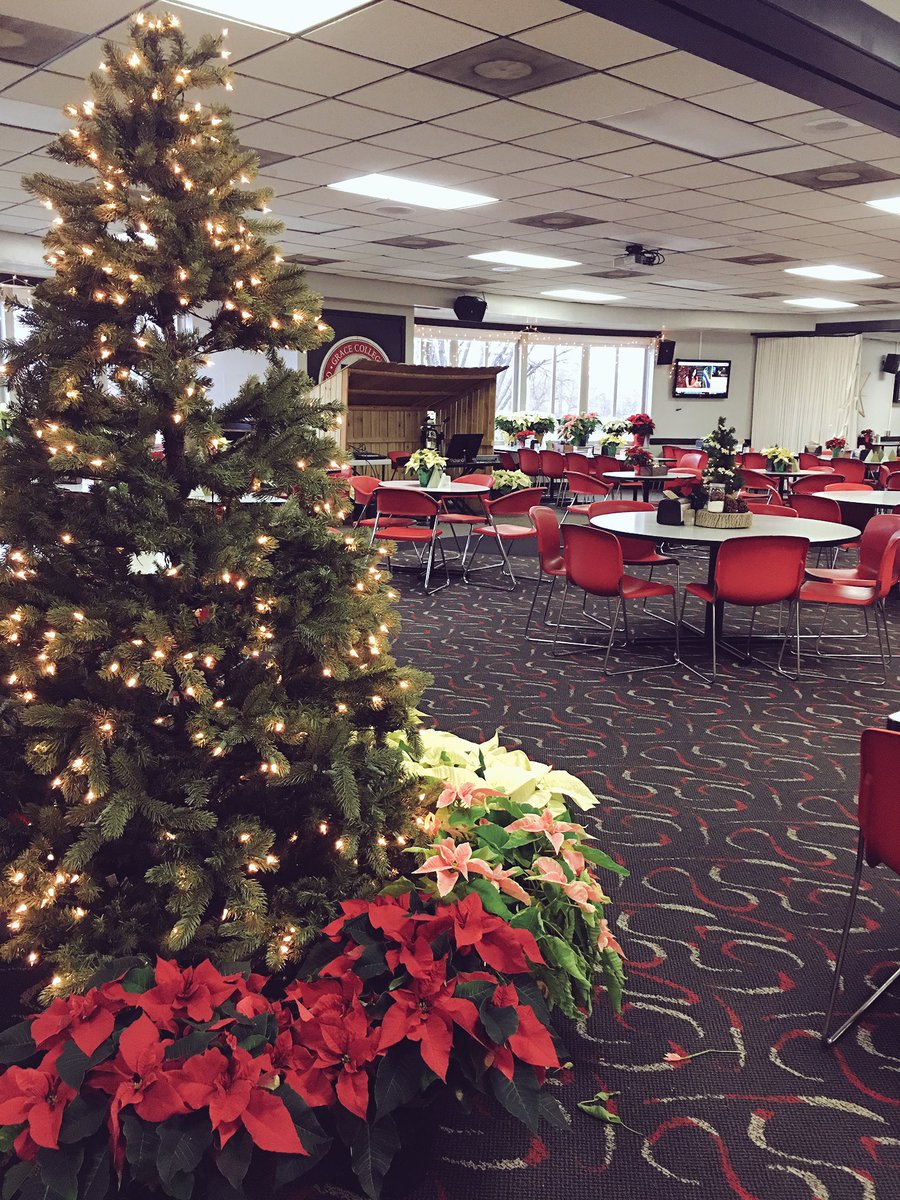 GraceDining's tweet photo. We are all decorated and ready to put out an amazing spread. Come celebrate the holidays with us. #AlphaDining @gracecollege https://t.co/oNZEcRWaQy