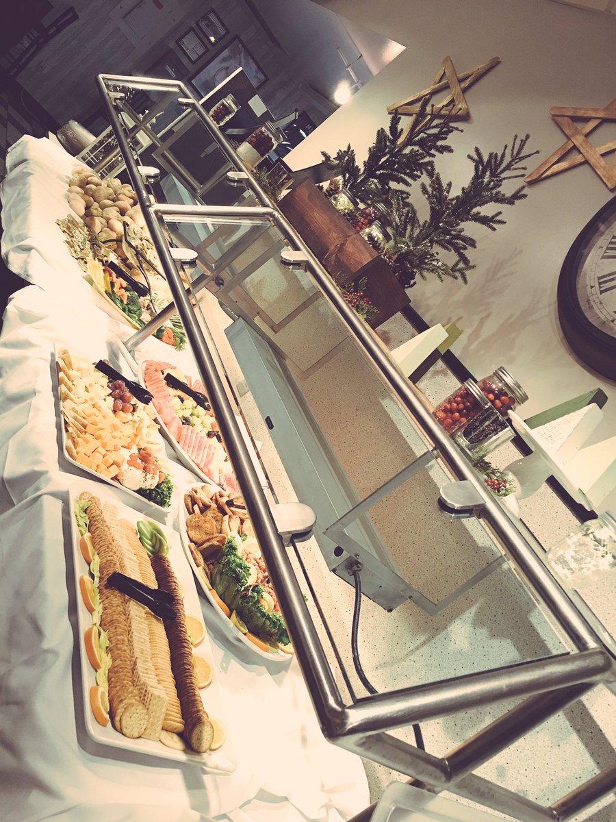 GraceDining's tweet photo. Sneak peek at the appetizers & desserts๐๐ป๐จ๐ผโ๐ณ And some of the table decorations! #AlphaDining @gracecollege https://t.co/v3orhRbhzT