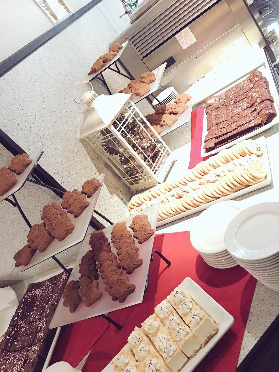 GraceDining's tweet photo. Sneak peek at the appetizers & desserts๐๐ป๐จ๐ผโ๐ณ And some of the table decorations! #AlphaDining @gracecollege https://t.co/v3orhRbhzT