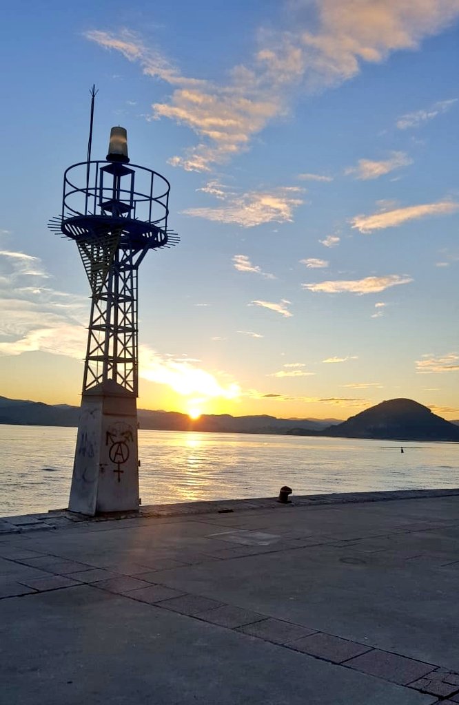 santonismo's tweet photo. ¿Todavía no has pensado que hacer en este puente? ¿De verdad?

Te vamos a poner una de las muchas razones que hay para venir a Santoña este Puente de la #40añosConstitución, este #atardecer en la Bahía. https://t.co/R6HP8EaWOm