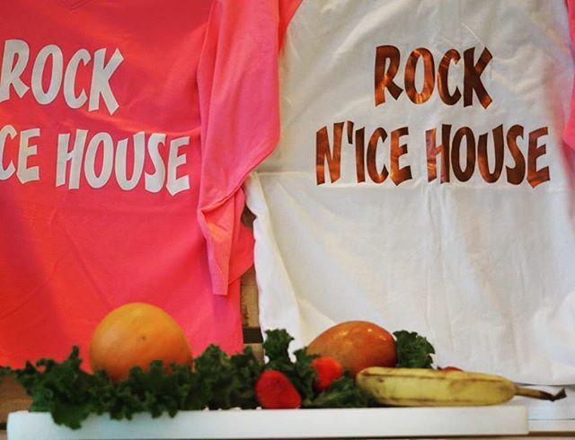 rocknicehouse's tweet photo. Itβs a beautiful day, so come check us out!! We are located at 1301 W Glade Rd. Euless, TX. (NEXT TO PANDA EXPRESS). OPEN FROM 12pm-10pm #euless #eulesstx #icecreamrolls #iloveicecreamrolls #dallasicecream #dallaselitefc #icecream https://t.co/tB4OeOIs7Q