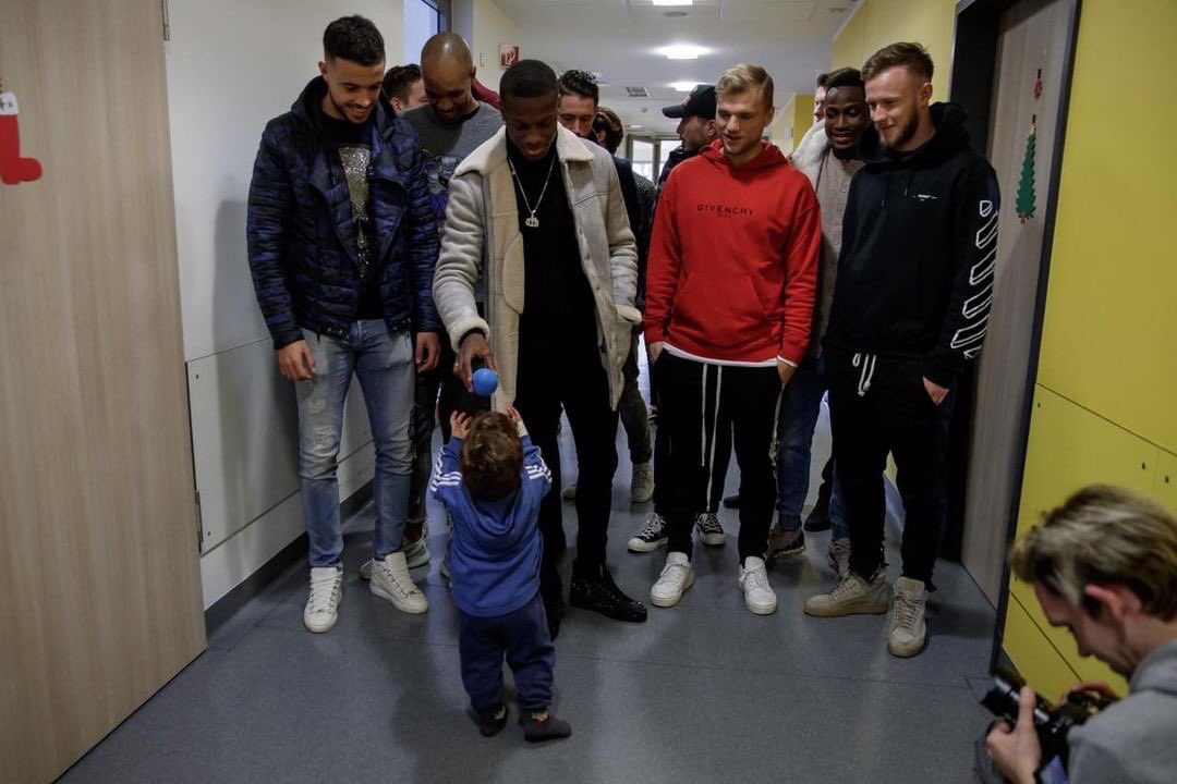 fdisanto9's tweet photo. Es war ein toller Tag mit den Kindern! Ein schöner Moment und der Versuch, ihnen ein Lächeln ins Gesicht zu zaubern. ❤️🙏
Un gran día con los niños, intentando sacar sonrisas!!! ❤️🙏
#S04 #SchalkeHilft @s04 #FDS9 https://t.co/jHloDvbfdU