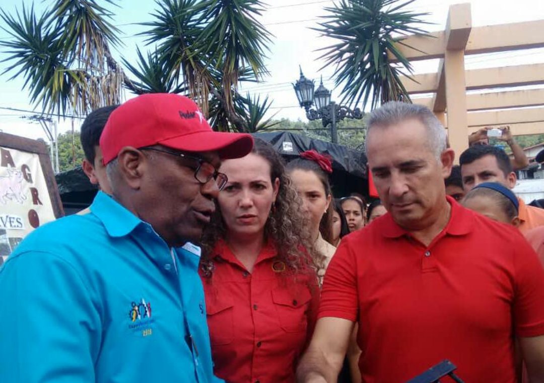 tfcordero's tweet photo. #1Dic Nuestro ministro @psuvaristobulo junto a nuestra Jefa de ZET @charlychaves y nuestro Protector @FreddyBernal en nuestro stand en la #plaza de los #Samanes en #LaFria durante la Exposición de muestras productivas. Representando a @TecnicasTachira https://t.co/Dm4DKpns2C