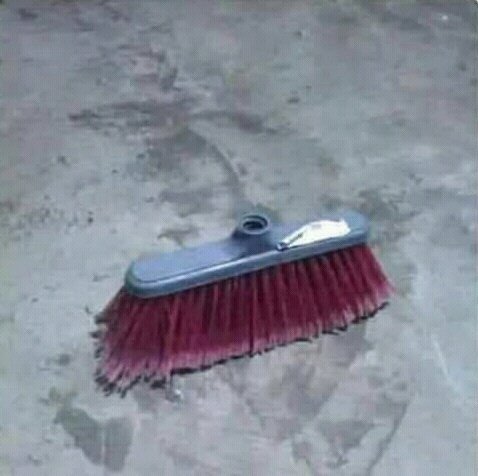 esta escoba está como yo, sin un mango