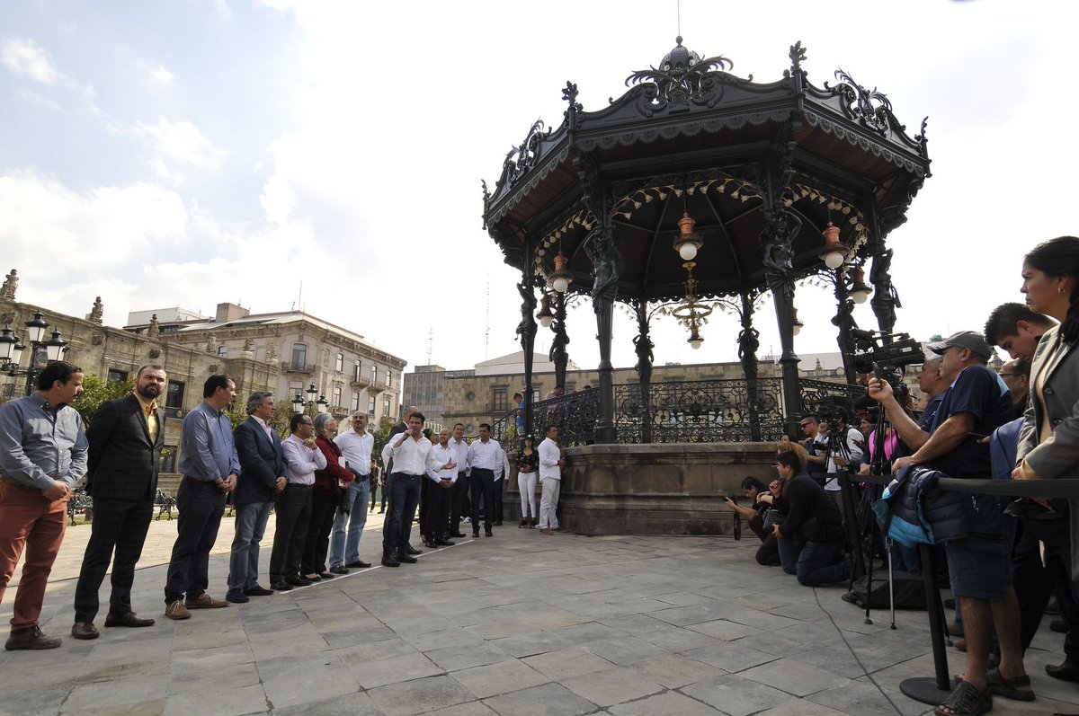 Desde el corazón de Guadalajara, entregamos el Paseo Andador Alcalde y la restauración de la Plaza de Armas.

El centro de nuestra ciudad será, muy pronto, un espacio que privilegiará a los peatones, el transporte sustentable y la convivencia entre personas.