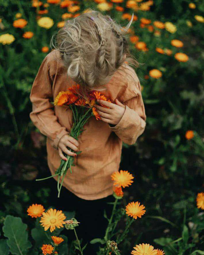 العباءة إن كانت تلفت نظر الرجال فهي تحتاج الي عباءة تسترها ، والمرأة إذا فقدت الحياء والحشمة فقدت جوهرها ، والرجل بلا غيرة لا خير فيه