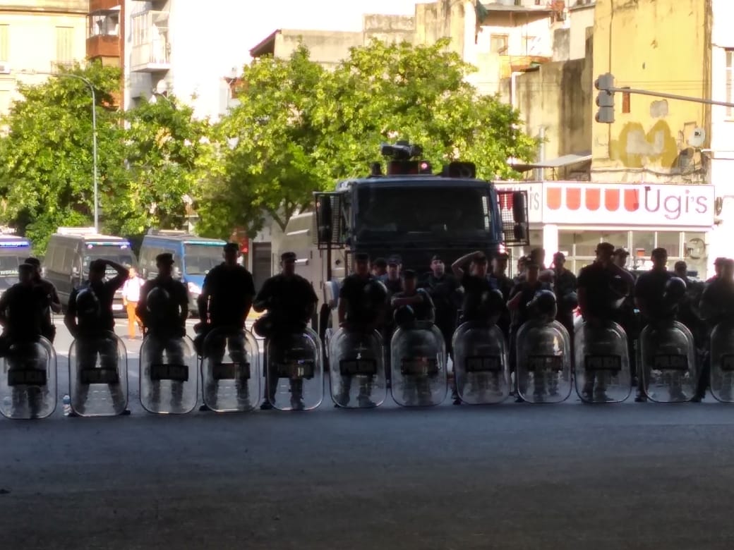 RevistaPPV's tweet photo. ((AHORA))
#Constitucion
La policía impide la movilización del Polo Obrero.
Hay gran despliegue policial.
Ph Gilda Runca
Seguí el #ParoDeMujeres en vivo por https://t.co/tUgJDCzBY6 
#ParoFeminista https://t.co/r8Ifp0vhCj