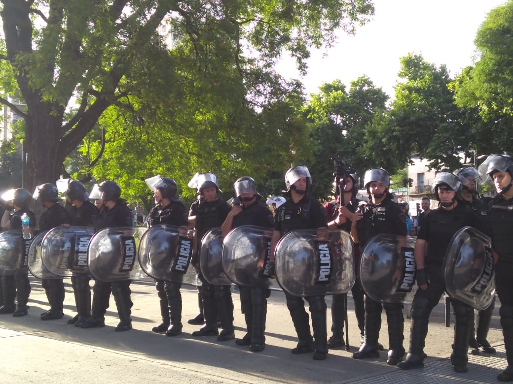 RevistaPPV's tweet photo. ((AHORA))
#Constitucion
La policía impide la movilización del Polo Obrero.
Hay gran despliegue policial.
Ph Gilda Runca
Seguí el #ParoDeMujeres en vivo por https://t.co/tUgJDCzBY6 
#ParoFeminista https://t.co/r8Ifp0vhCj