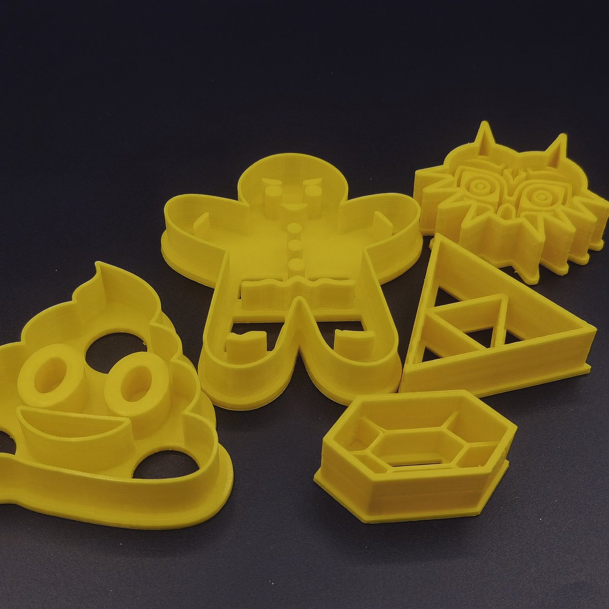 randolf_l's tweet photo. More cookie cutter. #3D #3dart #3ddruck #3dprint #3dprinting #pla #crealityender3 #creality #eins3d #cookiecutter #cookiecutters #cookies #cookiecutter #zelda #nerdy #nerds #nintendo #christmascookies #backen #bake #emoji #keksebacken #selfmade #cookiedecorating https://t.co/8AjSiW8C44