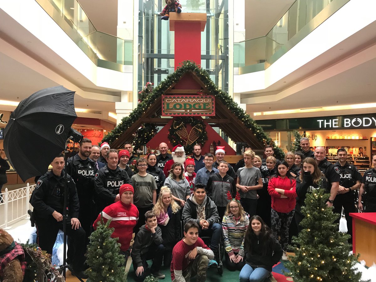 Thank you Santa for visiting us at Shop with a Cop!! Great way to end the amazing morning!! ⁦<a href="/CataraquiCentre/">Cataraqui Centre</a>⁩ ⁦<a href="/KingstonPolice/">Kingston Police</a>⁩ #santa #ShopWithACop