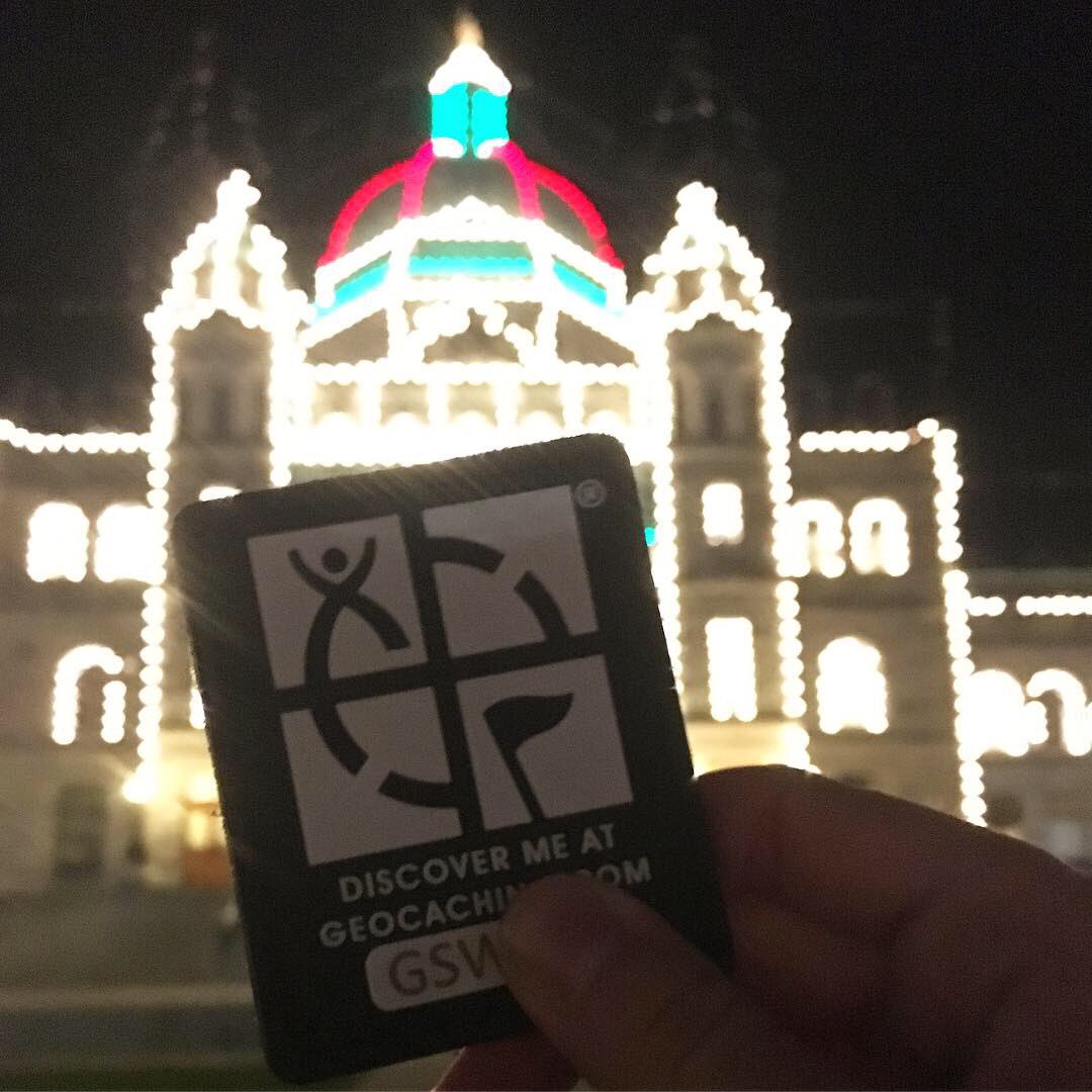 landsharkz's tweet image. The holiday lights are in full swing in downtown #Victoria✨ 🎄✨ So beautiful! Check out our new Glow in the Dark #Trackable Patches! Perfect for night #caching 🌟 #geocaching instagram.com/p/BrBW4g1Hpb8/