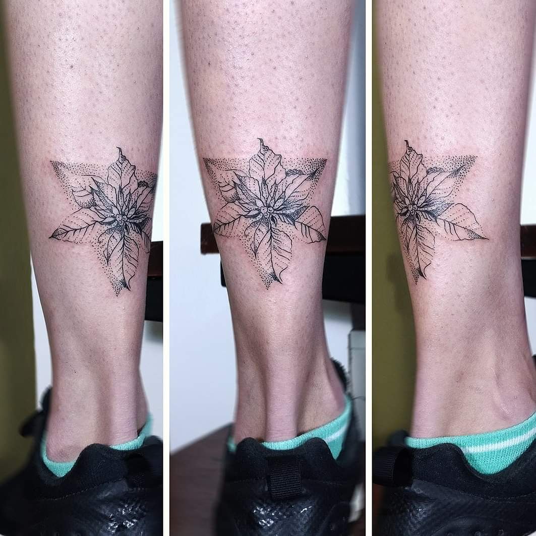 MartinComoglio's tweet photo. #tattoo realizado en #comogliotattooatelier
Janet tenía en mente tatuarse una flor federal en líneas y puntos. Integramos al diseño un triángulo como contenedor, y ahí fuimos.
#puntillismo #pointillism #dotstattoo #dotswork #florfederal #flordenavidad #christmasflower #inked https://t.co/eHgRhdNyuT